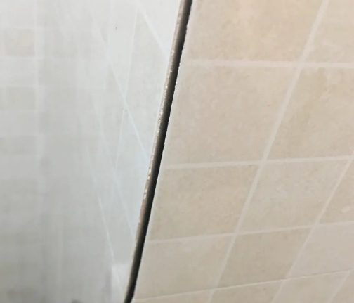 积石山瓷砖空鼓维修公司分享阳台瓷砖脱落的修复过程可以分为以下几个步骤