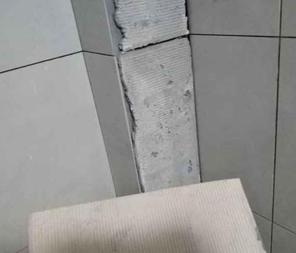 积石山瓷砖空鼓维修公司分享下厨房瓷砖脱落的补救措施。